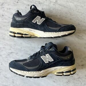 New Balance 2002R Sneakers, size 7